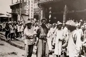 一百多年前的老照片，即将被斩首的拳民，穷人家连门都没有图片