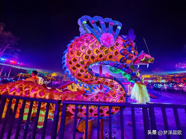 湖北：祥云湾庆典燃爆文旅圈 三喜临门夜 千人天灯点亮浪漫星河‌