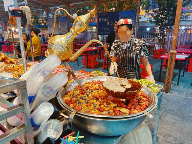 新疆阿克苏“最热闹”夜市：人气特别旺，为何游客感觉名不副实？