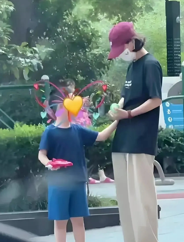 离婚四年，47岁冯绍峰再次官宣喜讯，成为赵丽颖高攀不起的存在！