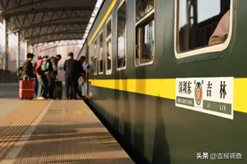开往春天的专列！吉林站开行今年首趟银发旅游专列图片