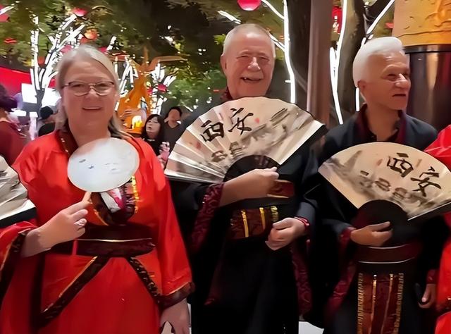 大量美国游客涌入中国，玩了几天后，不吹不黑，中国比美国强多了