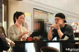 林心如和霍建华带8岁女儿街头散步，一家三口颜值爆表，太幸福了图片