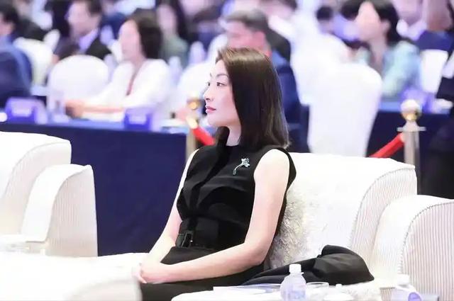 宗馥莉辞任娃哈哈董事长，从7000亿营收神话到黯然离场，她输在哪