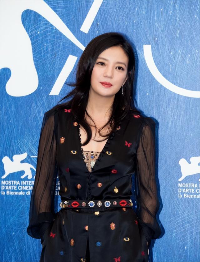 黄晓明公开点名才几天，赵薇近况接连曝光，有一点4年前就注定