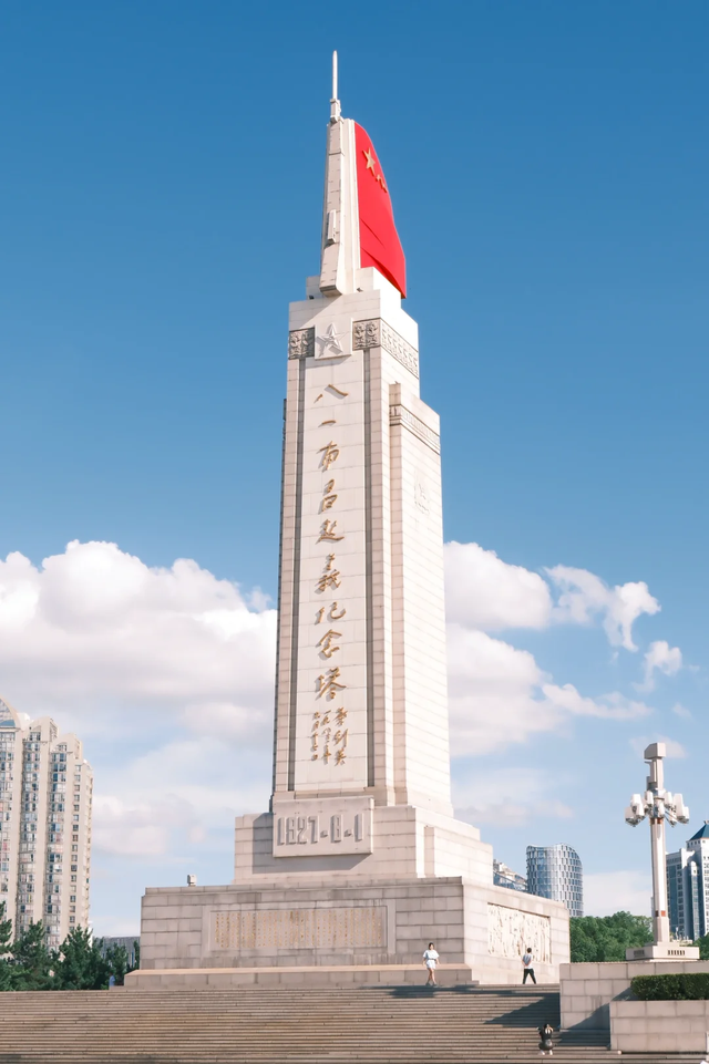 南昌像铁锤，景德镇像瓷碗，撞在一起那也都是真实的江西！