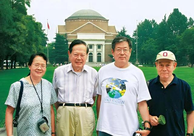 杨振宁遗体告别式当天，93岁弟弟杨振汉罕露面，透露哥哥未了心愿