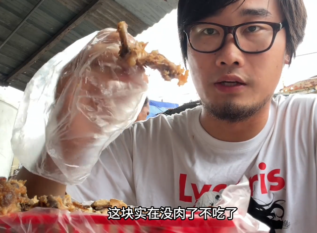 博主体验菲律宾生活，富人一餐500，穷人吃二手炸鸡，3平方睡10人