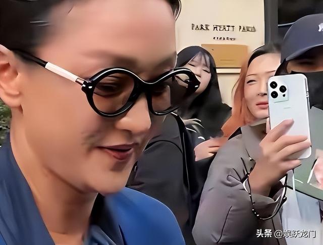 年过50岁的周迅一头白发，无儿无女成为了这辈子最大的遗憾！