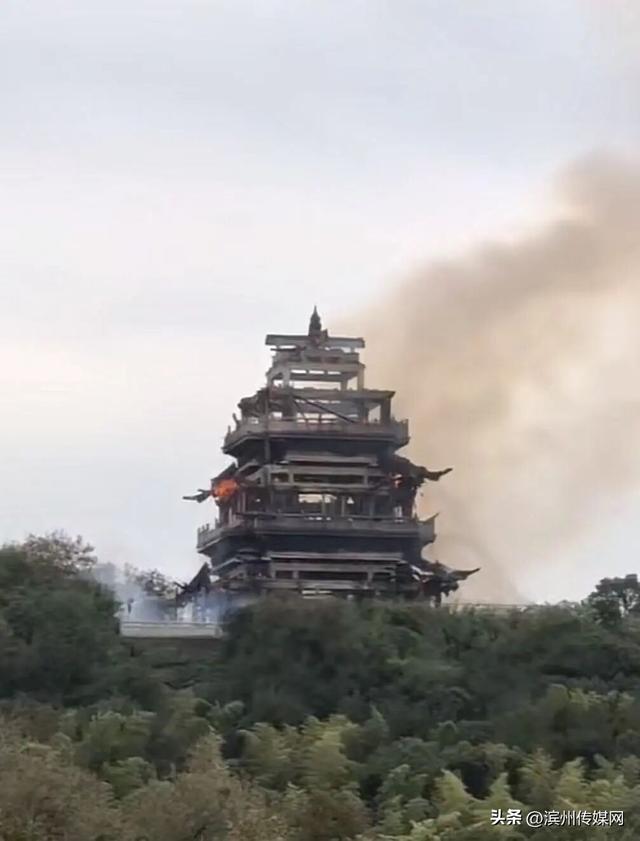 永庆寺突发火情，火势凶猛建筑只剩框架	，苏州当地：为“南朝四百八十寺”之一，被烧的是93年重建的仿古建筑