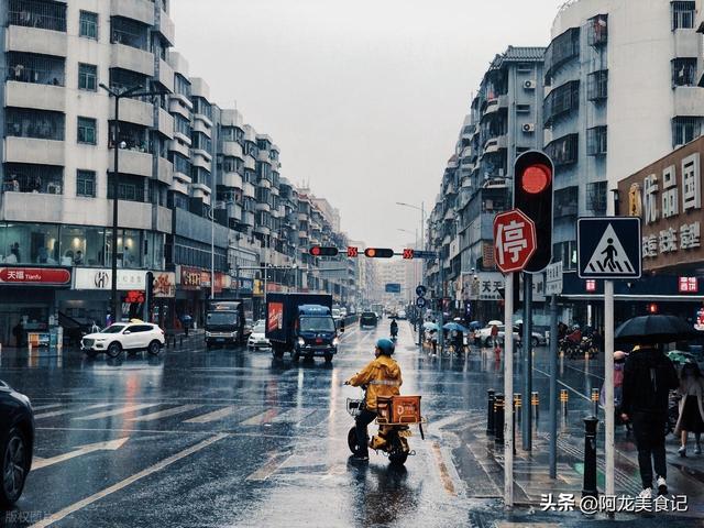 老话：“九月初一雨，新坟遍地起”，今日九月初一，下雨有啥预兆