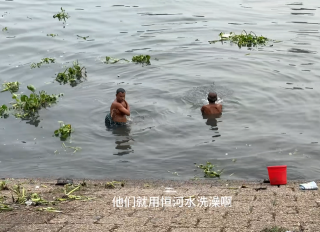 恒河水不能随便喝！中国小伙挑战后，当场呕吐不止，吐槽嘴像粪坑