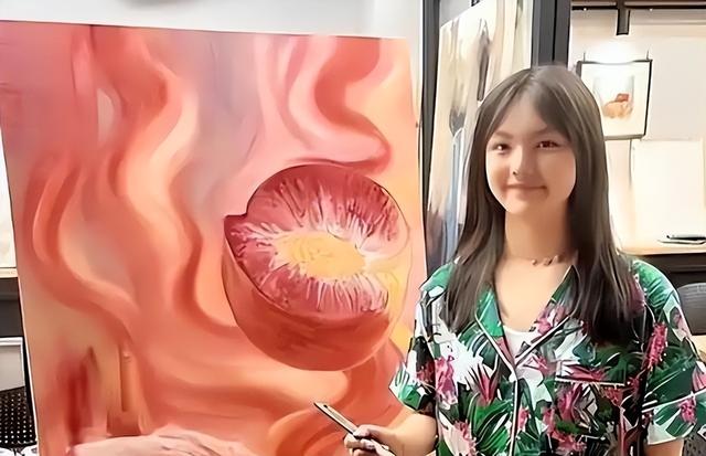 李湘的女儿王诗龄在自家北京小院拍照，配这个色调看上去有点吓人