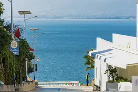 出游朋友圈文案：答案在路上，自由在风里。图片