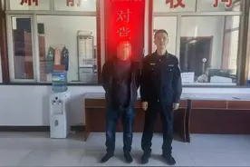 咋回事？呼和浩特一男子对外卖小哥大打出手……图片