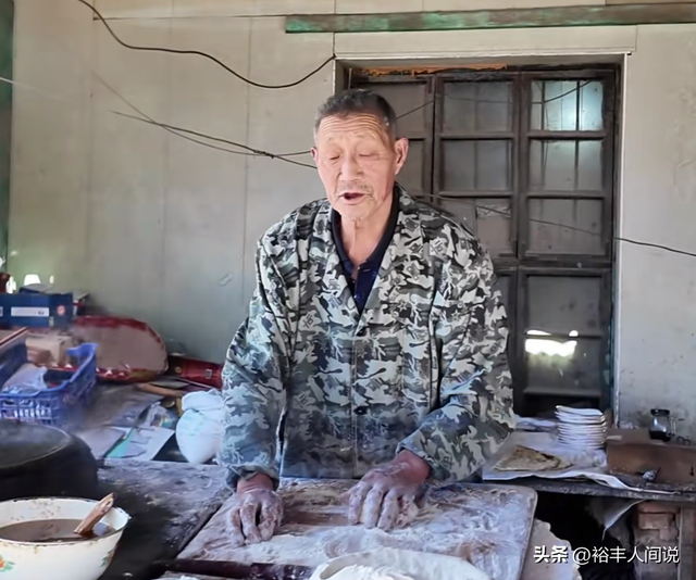 辛店油饼丸子汤老板去世！享年73岁，店内脏乱不堪，人却络绎不绝