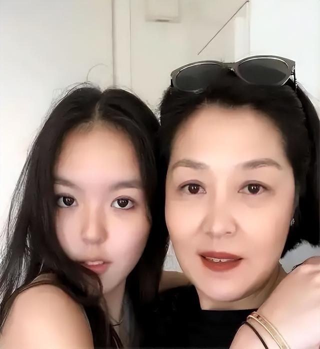 李咏也没想到，自己离世8年后，23岁的女儿就走上一条“不归路!”
