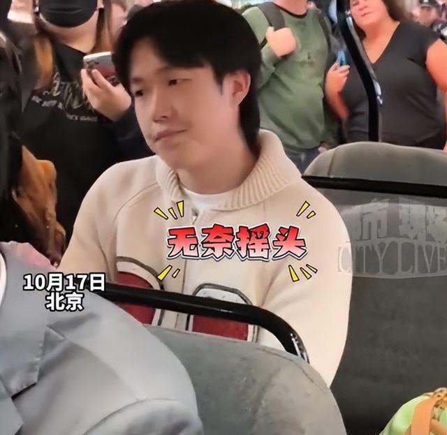 国乒夺冠后回国，恶心一幕发生，王楚钦气得直摇头，没人笑得出来