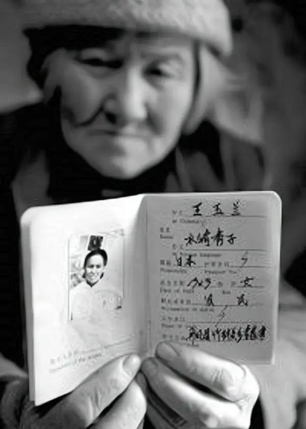 陕西89岁老人一生不愿上户口，临终前拿出照片，暴露真实原因