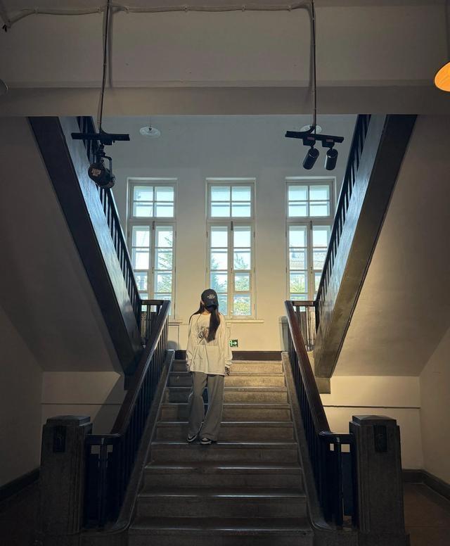杨幂去延吉旅行，她站在玉米地里拍照，她还去了抗日博物馆！