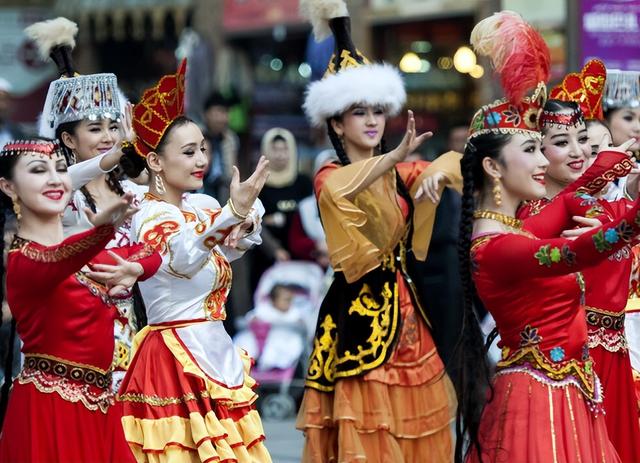 中国“起床最晚”城市，上午11点“天才亮”，大街上美女随处可见