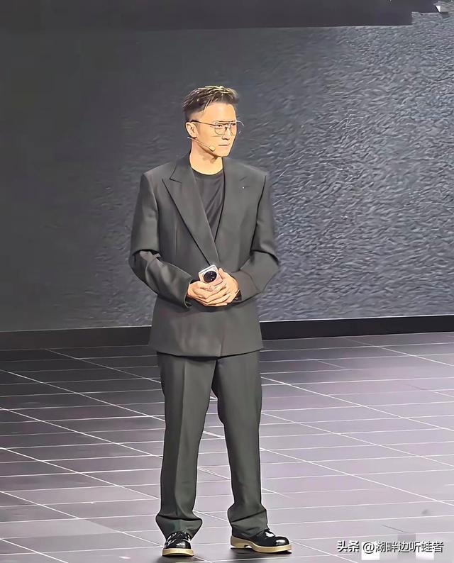 谢霆锋穿错衣服了，西装套装上宽下松，把身材都拉成五五分了。