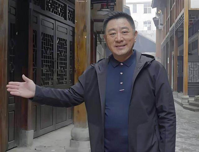 他是央视金牌主持人，57岁才结婚，娶北师大教授，气质高贵还漂亮
