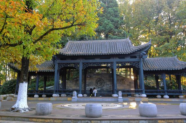 云南曲靖寥廓公园，环境优美，文化深厚，是俯瞰城市美景的好去处