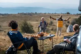 美国姑娘为爱远嫁中国，多年后回家探亲，却哭着求父亲帮自己离婚图片