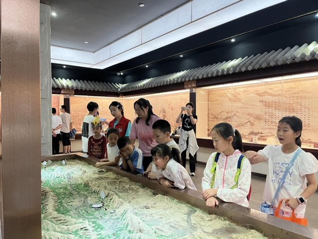 【今日陈坪·民族团结】探寻鲜卑文化•感受历史脉搏——陈坪街道蓝馨花园社区组织青少年参观鲜卑文化博物馆