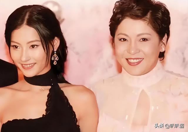 一场追悼会	，戳穿向华强夫妇在香港的真实地位，原来李连杰没说谎