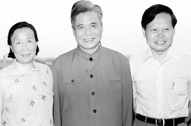 杨振宁告别式定在八宝山 老朋友墓地竟紧挨着 50年情谊藏着啥故事。