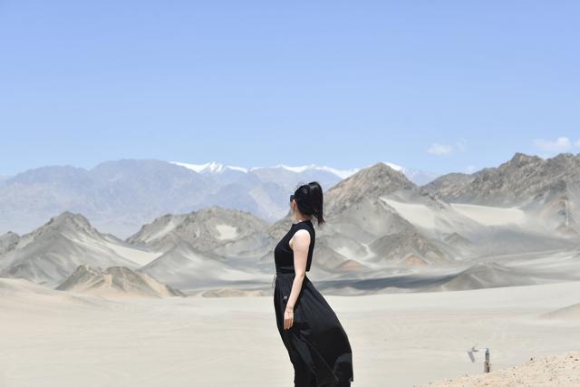 青海黑独山成热门打卡地， 游客络绎不绝赏"月球奇观"