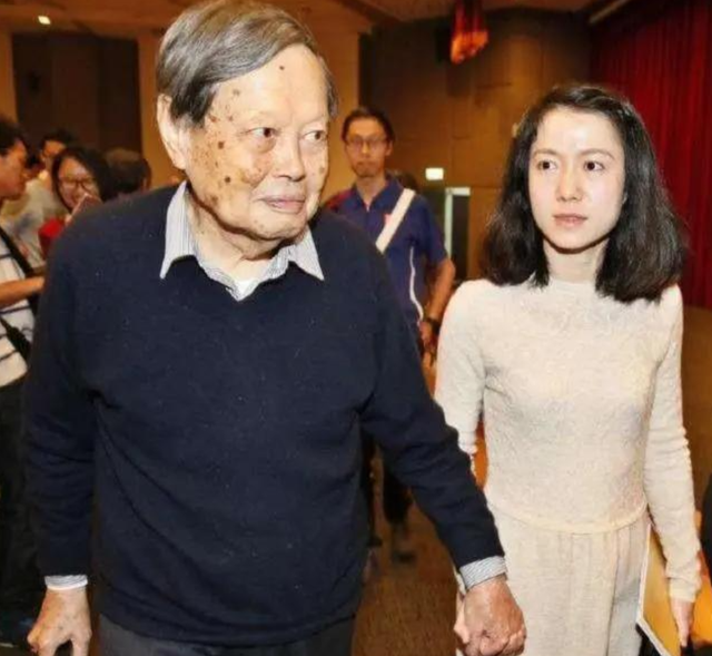 杨振宁去世，全网沉痛悼念！49岁翁帆无儿无女，她何去何从？
