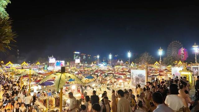 【我在西双版纳过大年】告庄西双景景区年味浓 星光夜市与烟花秀点亮夜空