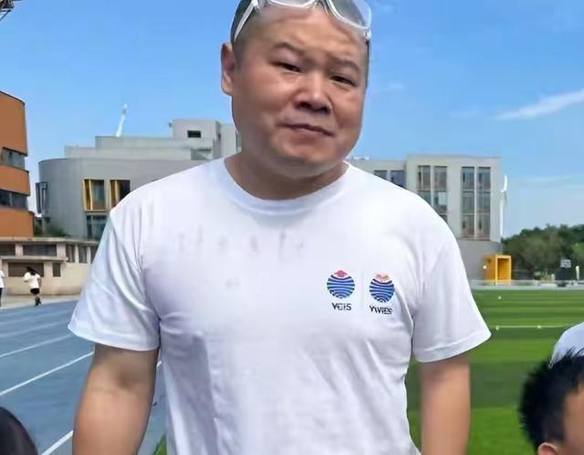 钱再多也没用，官媒出手揭露岳云鹏夫妇真实现状，走上于谦的老路