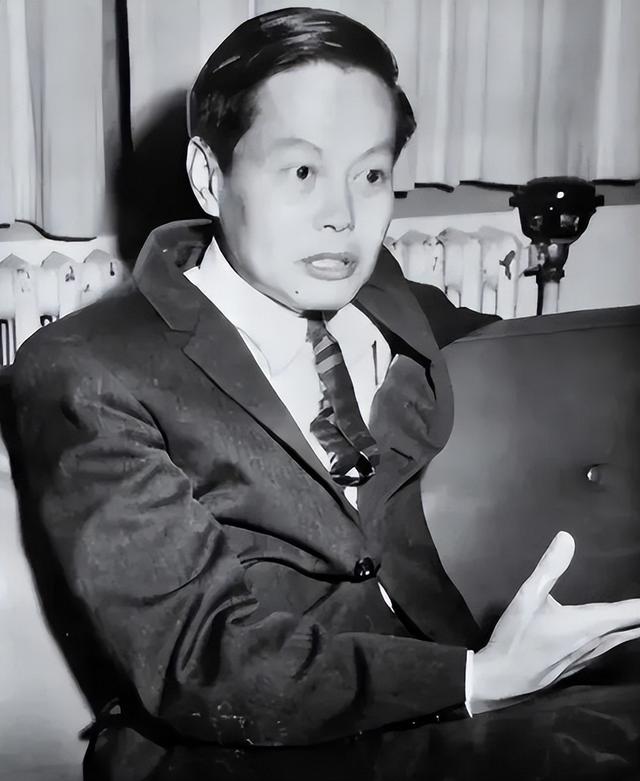 杨振宁刚去世，翁帆终于发声，字字催泪，清华大学吊唁堂细节感人