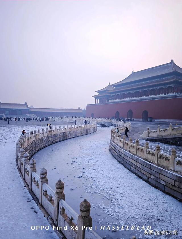 雪霁霞光里，故宫入画来。