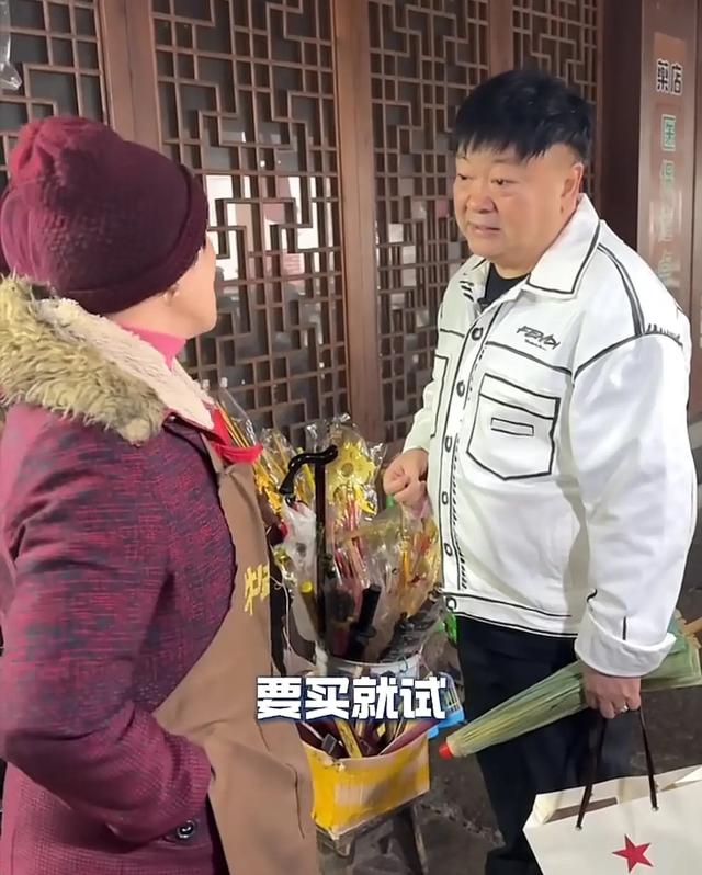 洪剑涛浙江旅游！想试戴帽子要求“付5元”，走好远心里还不舒服