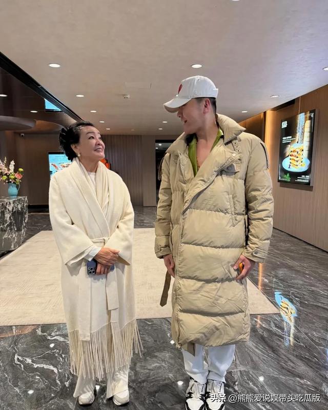 67岁张兰在北京一家酒店被偶遇，她穿着大衣，看起来好贵气