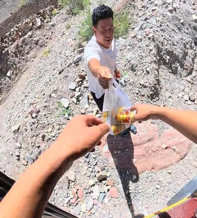 河南小伙开着挖机游中国，6个月游历13个省，已成为拥有55万粉丝的公路网红