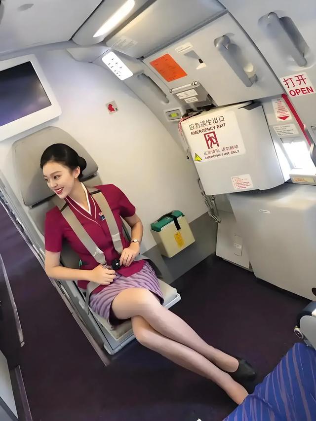 他还是个孩子啊！ 南航飞机上四个大人打一个姑娘，全网都炸锅了！