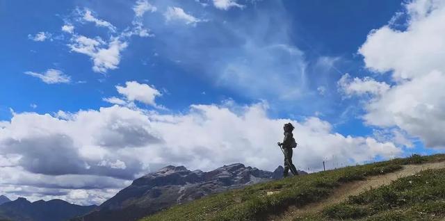 章泽天去意大利徒步登山,她扎高马尾很年轻,坐山顶看风景很惬意