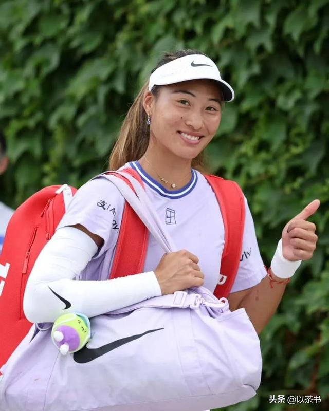 郑钦文晒与团队爬长城合照，除她之外都是外国人，称第一次爬长城