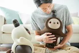 马斯克看好的AI玩具，成了商场新印钞机图片