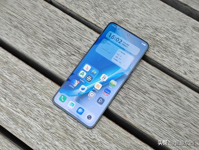 2K屏同档高配！ 双芯iQOO Neo11电竞手机初体验