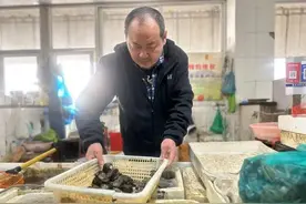 杭州一鱼摊老板潜心卖鱼23年，52岁时却被中国美院录取了，为何？图片