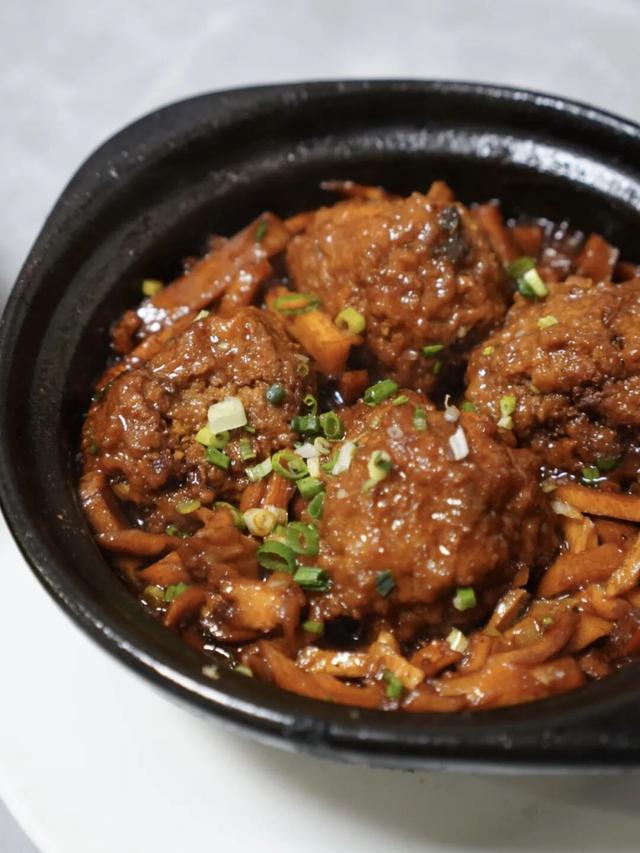 乌鲁木齐的劳动街，是由小炒、烧烤和夏夜晚风组成的