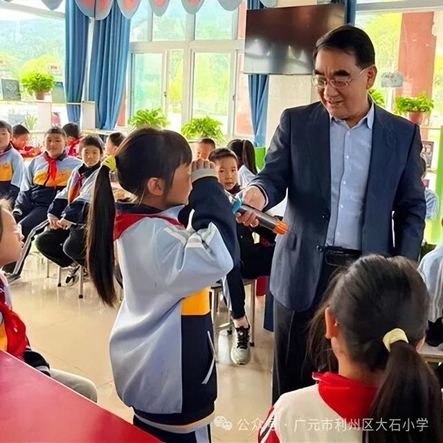 中科院教授原魁莅临广元市利州区大石小学作科普讲座