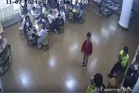 “竹签扎嘴 帽子蒙头旋转 提腿倒立”，家长反映女幼师虐童；警方已调取监控，称案件正在办理图片